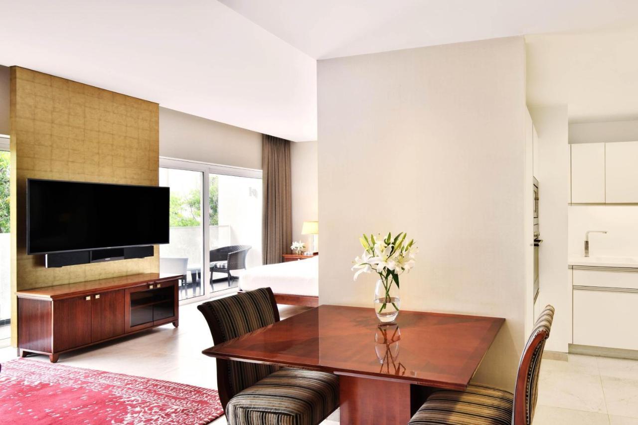 Marriott Suites Пуна Экстерьер фото